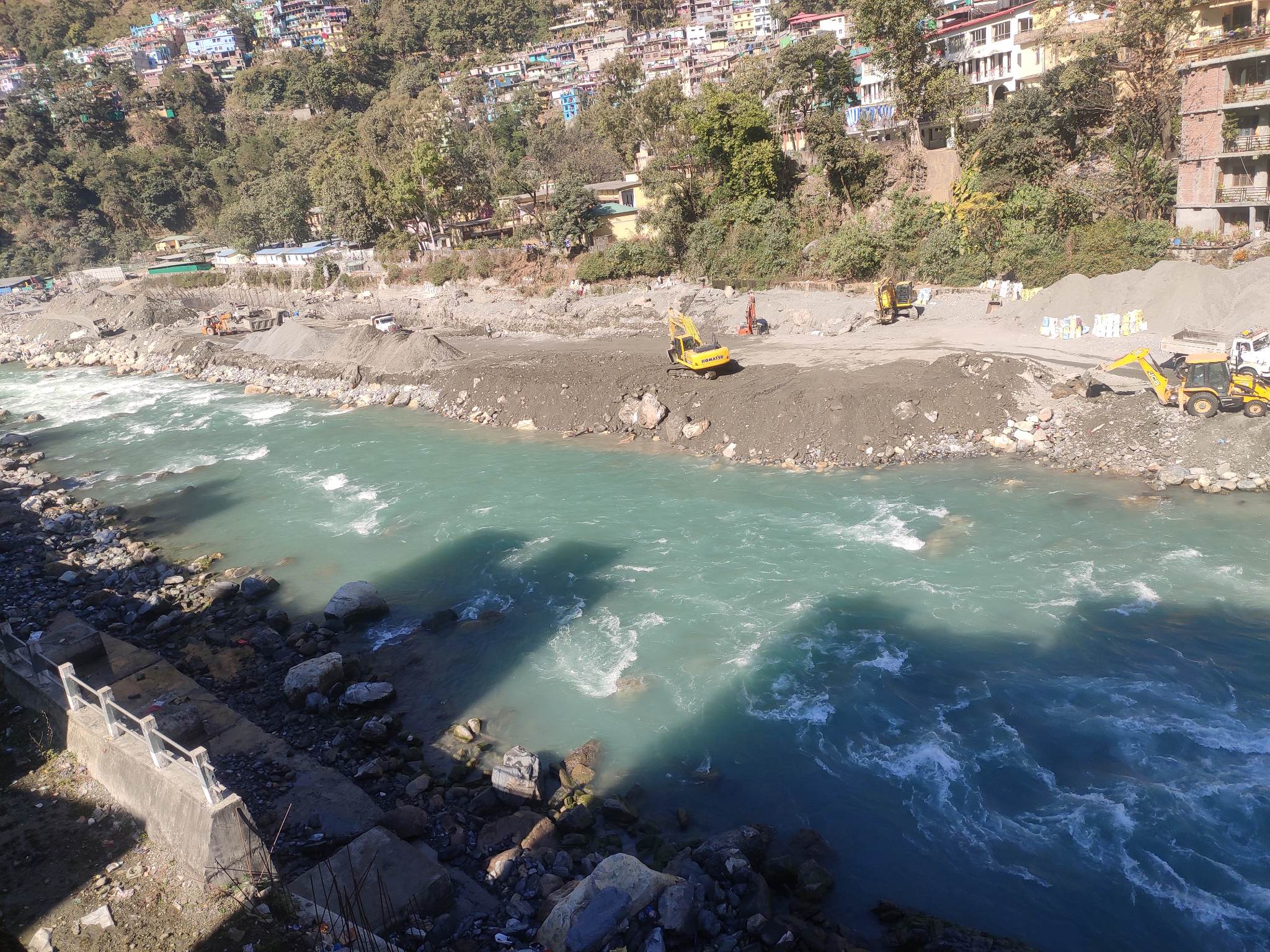 भारतले नदी मिचेर निर्माण गरिरहेको तटबन्ध। 