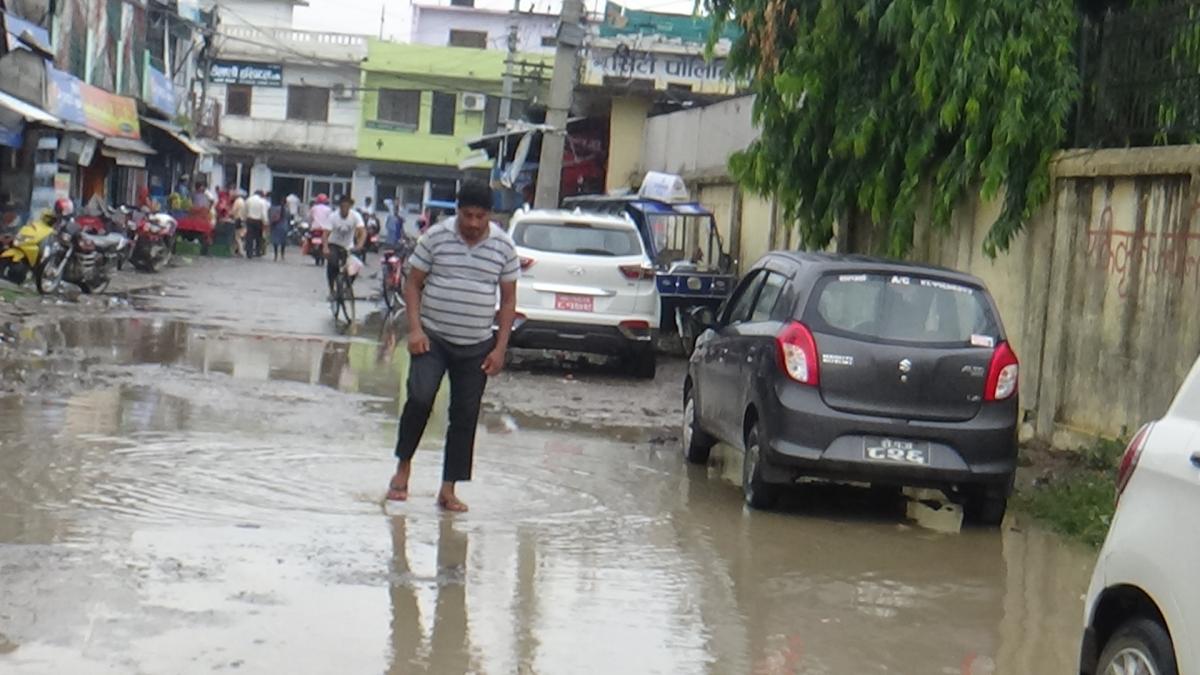 क्षणभरको पानीले जलमग्न धनगढीका सडक ...