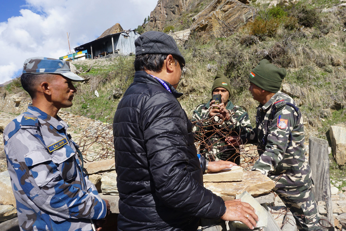 व्याँस गाउँपालिका–१ छाङरु गागास्थित नेपाल–भारत सीमा जोडिएको महाकाली नदीमाथिको काठेपुल (सीतापुल) मा गृहमन्त्रीका सुरक्षा सल्लाहकार प्राडा इन्द्रजित राईसँग कुरा गर्दै भारतीय एसएसबीका प्रतिनिधि। साथमा छाङरुस्थित सुरक्षा निगरानी पोष्टका प्रमुख सशस्त्र प्रहरी निरीक्षक लिलीबहादुर चन्द।