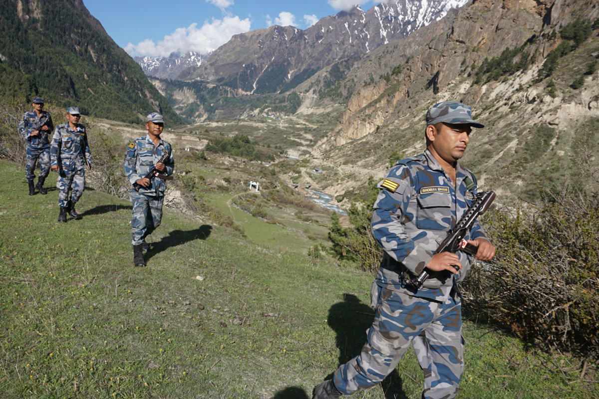 नेपाल–भारत सीमा क्षेत्र दार्चुला जिल्लाको व्याँस गाउँपालिका–१ छाङरु गागास्थित महाकाली नदी किनारमा गस्ती गर्दै सशस्त्र प्रहरीको टोली। बुधबार स्थापना भएको सशस्त्र प्रहरी बल नेपालको सीमा निगरानी चौकी ९विओपी० बाट खटिएको टोलीले यहाँ बिहीबारदेखि गस्ती थालेको छ। तस्वीर: नारायण ढुङ्गाना/रासस