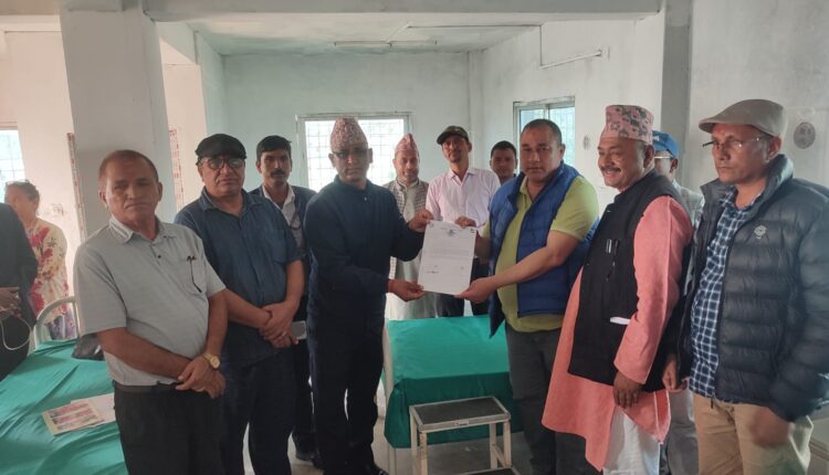 २०८१ असोज १८ गते ट्रमा युनिट सञ्चालनको माग राख्दै मुख्यमन्त्री कमलबहादुर शाहलाई ज्ञापनपत्र बुझाइदै