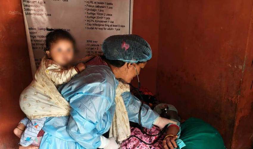 आफ्नो ७ महिनाको शिशुलाई बोकेर अर्की आमाको ज्यान बचाउन खटिइन् अनमी प्रेमिला