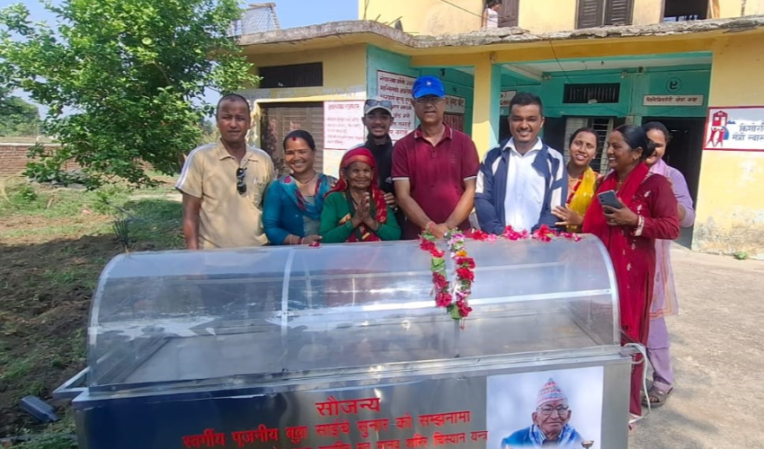 स्वर्गीय साईचे सुनारको सम्झनामा गोदावरी स्वास्थ्य केन्द्रलाई शव चिस्यान यन्त्र हस्तान्तरण
