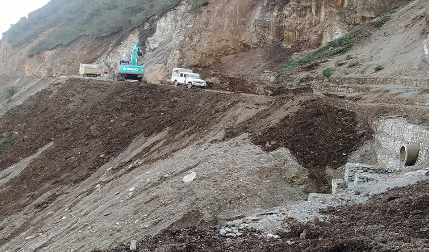 बैतडीका ग्रामीण कच्ची सडकमा रातिको समयमा गाडी चलाउन रोक 