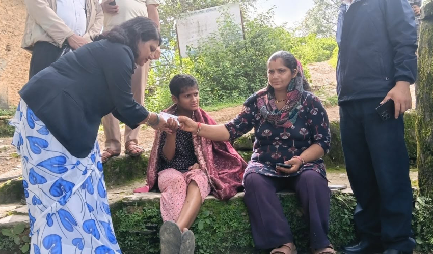 बैतडीको दशरथचन्दकी अस्मिताले पाइन् घरमै नागरिकता