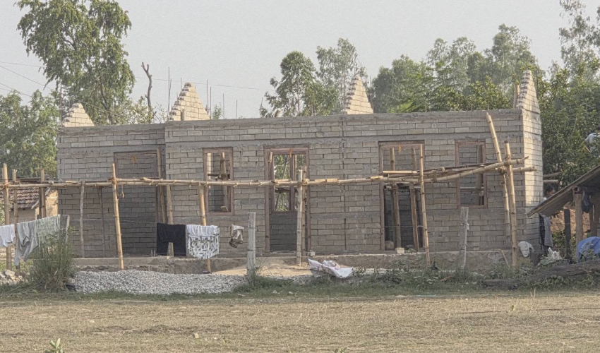 निर्माण भइरहेका घर 