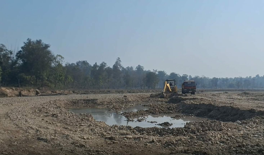 गौरीगङ्गाका खोलामा चुरे मिच्दै अवैध उत्खनन, जेसिबी समातिए पनि कारबाही शून्य
