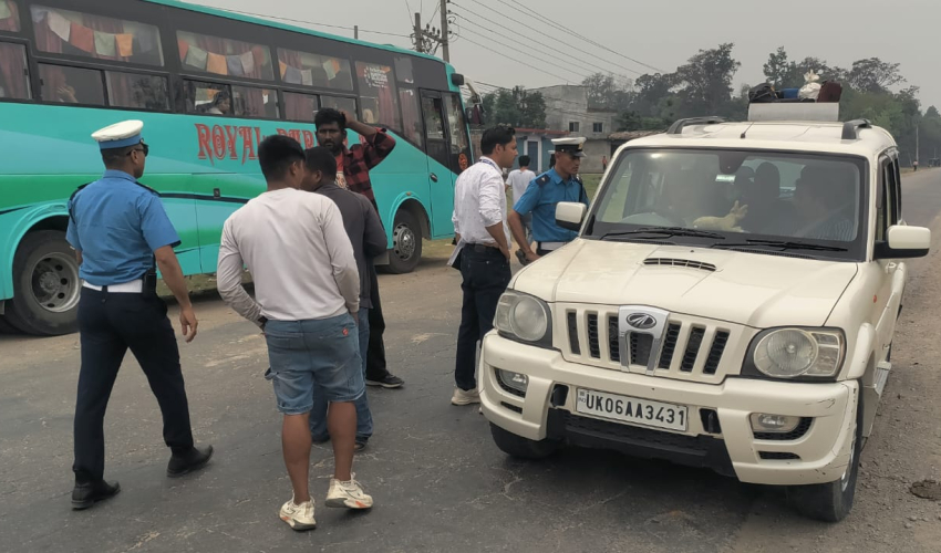 यातायात कार्यालय धनगढीको साडेपानीमा छड्के अनुगमन, ३६ सवारीलाई कारबाही