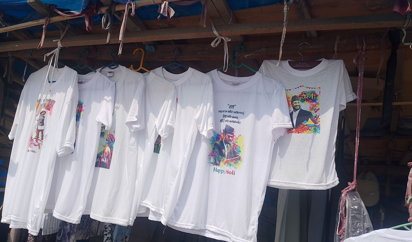 निर्वाचन नजिकिँदै गर्दा धनगढीमा आचारसंहिताविपरीत टिसर्ट बिक्री