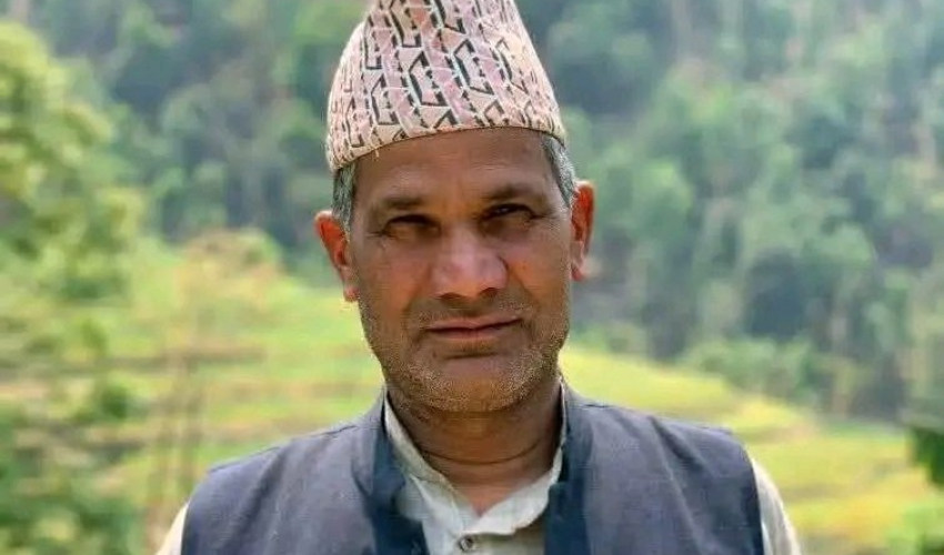 नेपाली काँग्रेसका भानदेव भट्ट मतदातालाई पैसा बाँड्दै गरेको अवस्थामा बैतडीबाट पक्राउ 