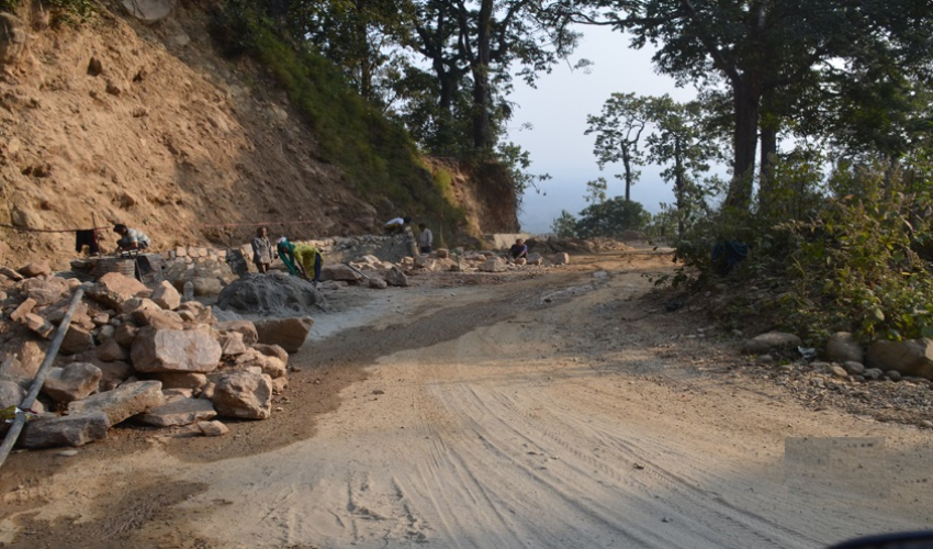 वर्षौंदेखि अलपत्र परेका सडकका ठेक्का तोडिँदै