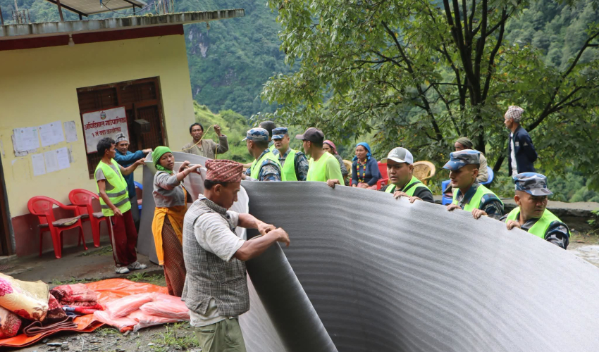 पहिरोबाट विस्थापित अपिहिमालका ६ परिवारलाई गाउँपालिकाको राहत