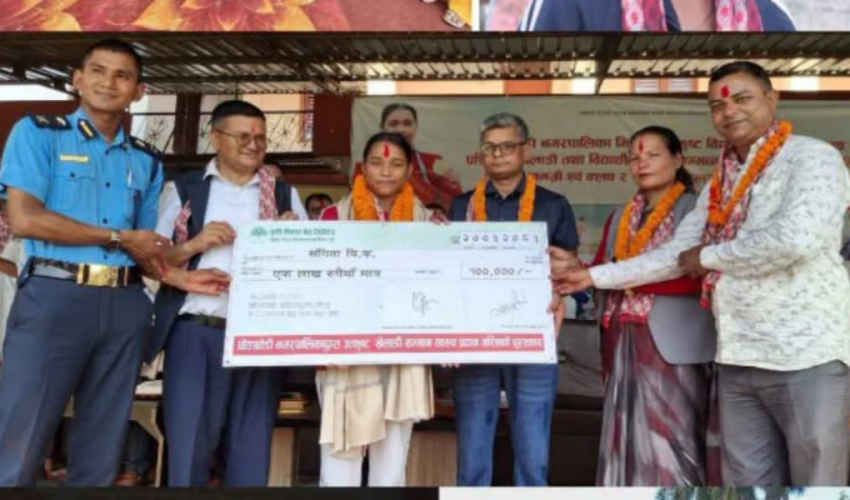 कैलालीको घोडाघोडी नगरपालिकाद्वारा कीर्तिमान कायम गर्न सफल खेलाडी सम्मानित
