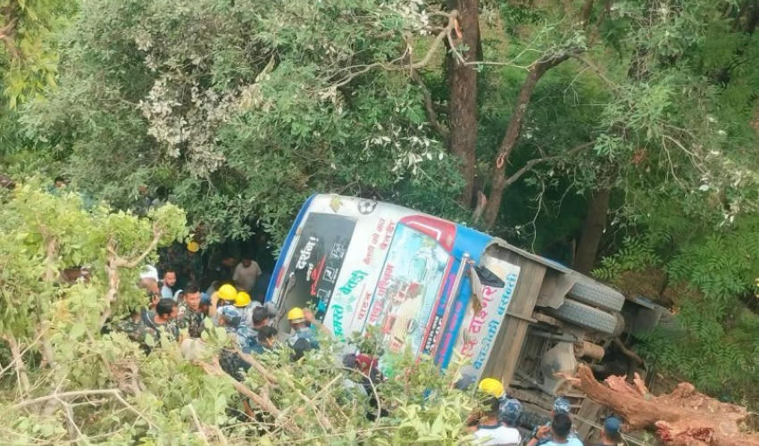 बैतडीमा बस दुर्घटना : एकको मृत्यु, १० जना घाइते