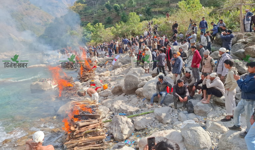 बैतडी बस दुर्घटनामा ज्यान गुमाएका  १३ मृतकको अन्त्येष्टि  