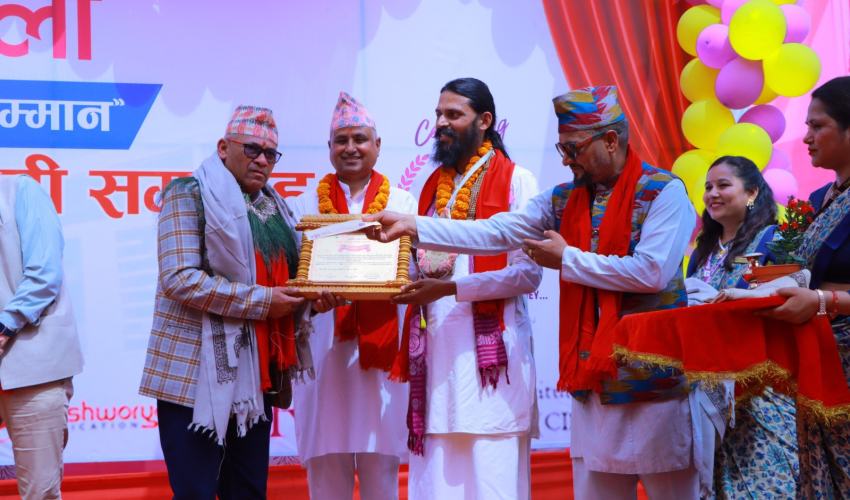 चैतन्य पाठशालाको रजत जयन्तीमा जगत टमट्टा सम्मानित, कैलाली क्याम्पसलाई स्मार्ट बोर्ड हस्तान्तरण