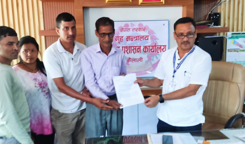 धनगढीमा प्रतिबन्धित प्लास्टिकजन्य कृत्रिम फूलको बिक्री–वितरण रोक्न प्रशासनसँग माग