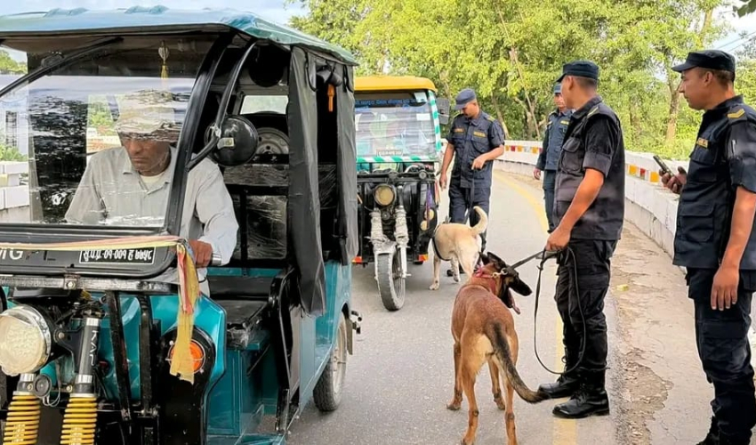 कैलाली गौरीफन्टा नाकामा चेकजाँचमा कडाइ, प्रहरीसँगै तालिमप्राप्त कुकुर परिचालन