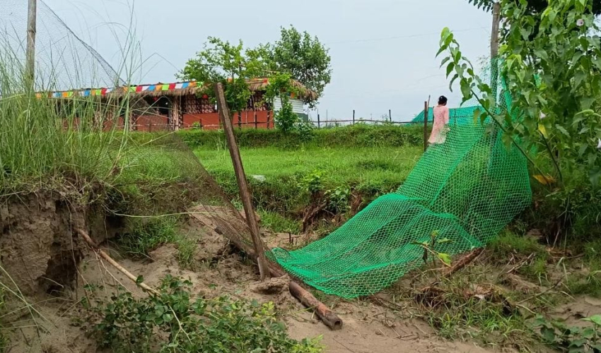 मोहना नदीको कटानसँगै अव्यवस्थित प्लटिङको मार, धनगढी–३ को बस्ती दोहोरो जोखिममा