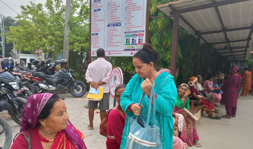 सेती अस्पतालमा सेवाग्राहीको गुनासो : ‘डाक्टरको रुखो व्यवहार र अव्यवस्थित सेवाले दिनभरि भौतारिनुपर्‍यो’