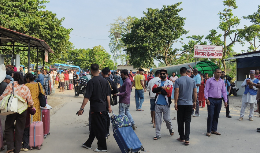 दसैं मान्न स्वदेश फर्किनेको लर्को, गौरीफन्टा नाकामा रोकिएन पैसा असुली