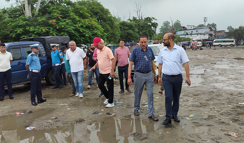 अत्तरिया बसपार्कको दुर्दशा निरीक्षण गर्न पुगे मन्त्री र नेताहरु, व्यवस्थित बनाउने प्रतिबद्धता 