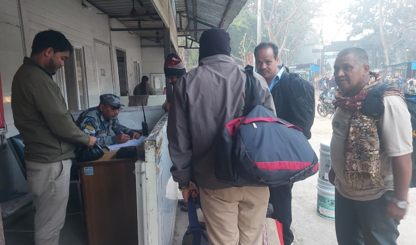 प्रवासी नेपाली मत हाल्न स्वदेश फर्किँदै