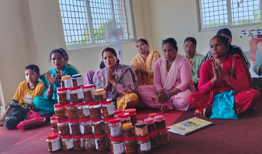 अचार बनाएर उद्यमी बन्ने अभियानमा महिला