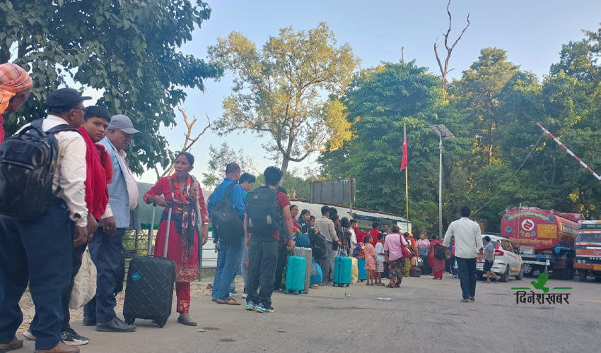 दसैंको टीका निधारमै, मन भारी पार्दै भारत लाग्न थाले नेपाली