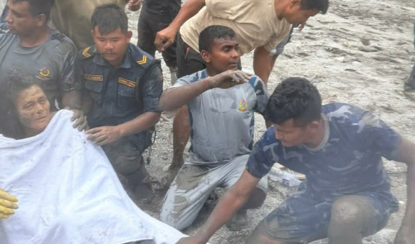 बाढीमा पुरिएको घरबाट एक महिलाको उद्धार 