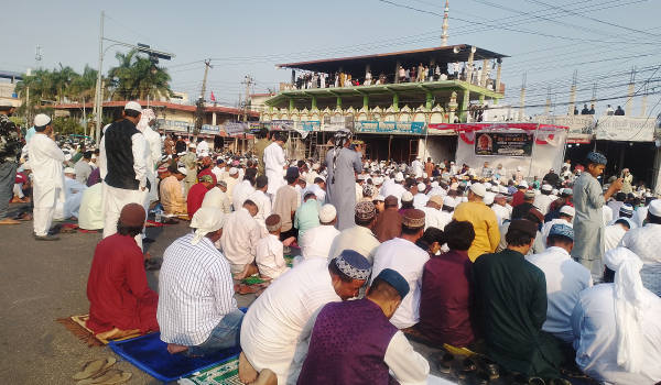 बकरी इदमा नमाज पढ्दै