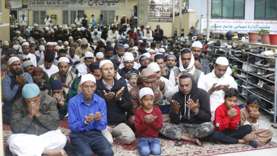 इस्लाम धर्मावलम्बीहरूको पर्व ईद–उल–फित्रको अवसरमा घण्टाघरस्थित नेपाली जामे मस्जिदमा सामूहिक नमाजमा शनिबार सहभागी हुँदै मुस्लिम समुदाय ।