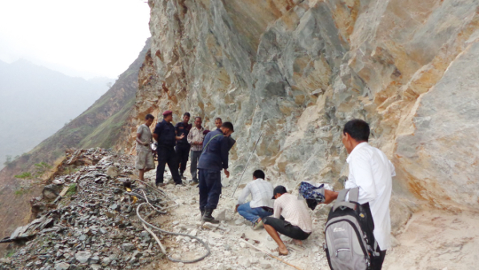 विष्फोटक पदार्थ अभावले दार्चुला–टिंकर सडक आयोजनाको काम सुस्त