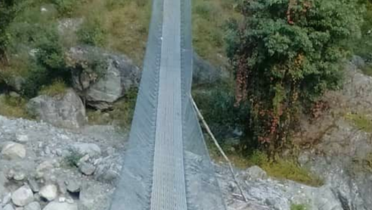 बाजुरामा भत्किएका पुल मर्मत नुहँदा आवतजावतमा सास्ती