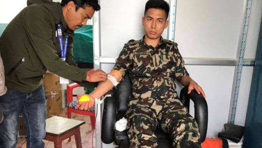 बैतडीमा सेनाको रक्तदानले १७ जना सुत्केरीको ज्यान जोगियो