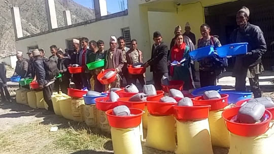 बाजुरामा बाढीपहिरो पीडितलाई राहत वितरण