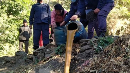 अछाम प्रहरीद्धारा घरेलु मदिरा नष्ट