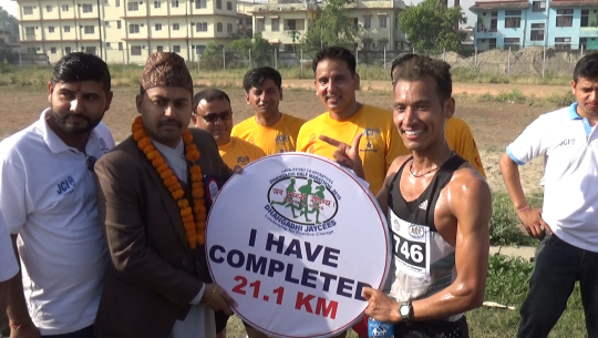 सेनाका धावकलाई हराउँदै जुम्लाका बुढाले जिते धनगढी हाफ म्याराथुनको उपाधि