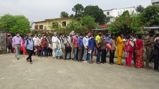कैलालीका सरकारी कार्यालयमा लापरवाही, बढ्दो भीडभाडले कोरोनाको जोखिम