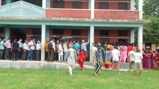 धनगढीमा कोरोनाविरुद्धको खोप लगाउनेको घुइचो, व्यवस्थापन ‘झूर’