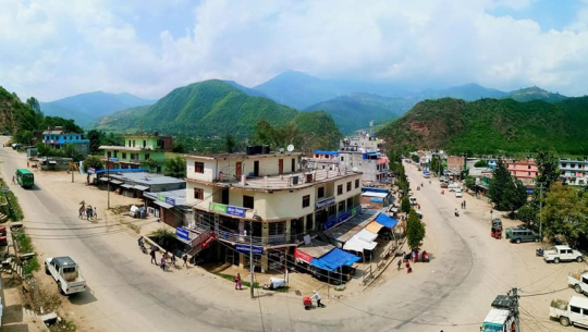 डोटीमा ढल्ने अवस्थामा बिजुलीका पोल, आगलागीको जोखिम