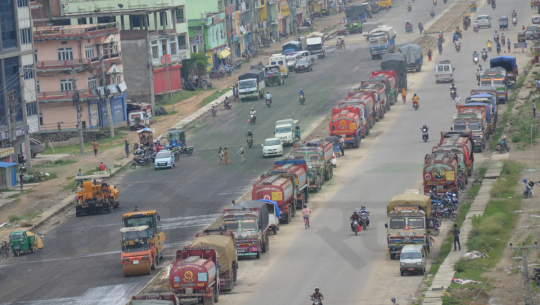 धनगढीमा ३ महिनादेखि पार्किङ स्थलको भाडा तिर्दै निगम, ट्याङकरको सडकमै रजाई