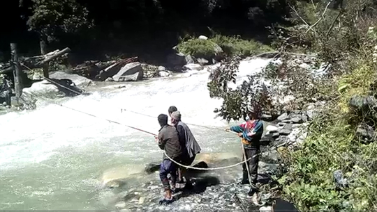 तुईन मुक्त प्रदेशको सपना: खोला तर्दा डोरीको सहारा