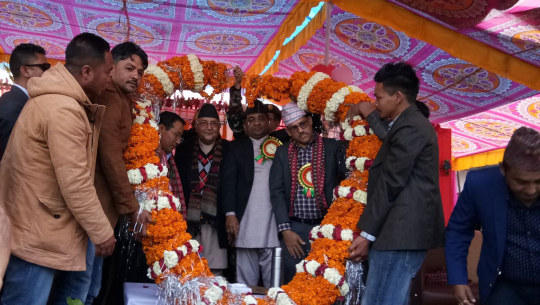 डोटीमा ५१ किलोको माला लगाईदै/फोटो : विराज रोस्यारा 