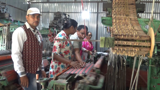 धनगढीमा कपडा उद्योगले उत्पादन गरेका ढाका र अल्लोका कपडा बजारमा