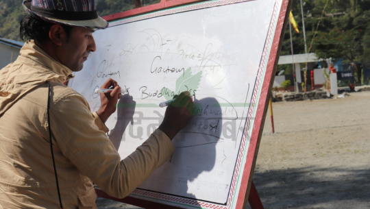 हातखुट्टाले एकैसाथ उल्टो सुल्टो लेख्न सक्ने सुदूरपश्चिमका मनोज विश्व कृतिमानको यात्रामा