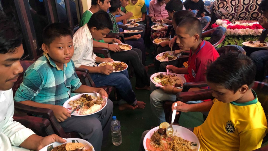 जन्मदिनमा अनाथ वालवालिकालाई सहयोग र सामुहिक भोजन