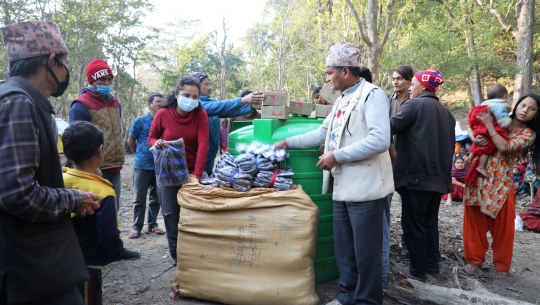 चुरेका पहिरो पीडित बालबालिकालाई न्यानो कपडा वितरण