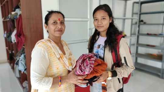 धनगढीको कपडा बैंकलाई तीन सय ७२ थान कपडा दान