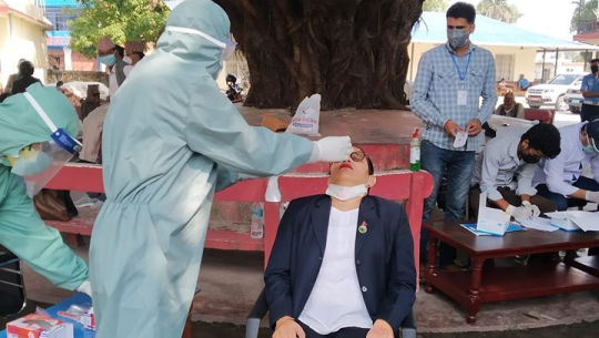 थ्रोट स्वाबको संकलन गराउँदै प्रदेशसभा सदस्य दुर्गा बिक 